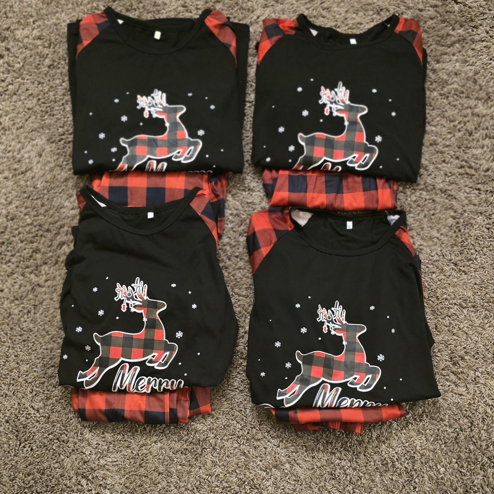 4 Sets Of Plaid Reindeer Family Pajamas - Black and Red